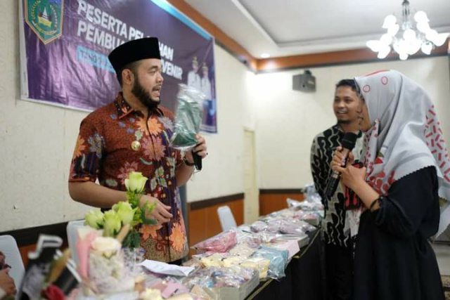 Wako Fadly Amran saat diskusi dengan pelaku UKM bergerak di bidang sauvenir, Kamis (31/3/2022) di kawasan wisata Mifan Water Park.