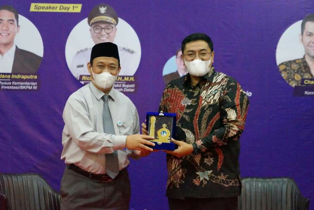 Wakil Bupati Tanah Datar Richi Aprian, SH, MH terima cenderamata usai jadi narasumber