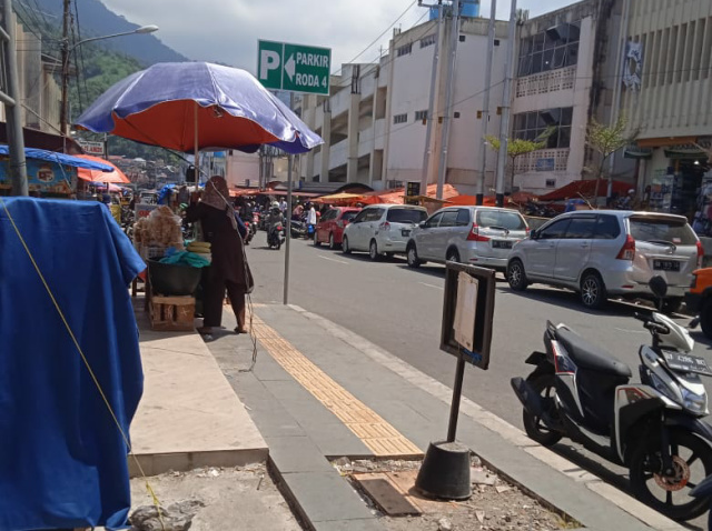 Selama Ramadhan jalan depan Pasar Pusat Kota Padang Panjang menuju Kelurahan Tanah Hitam saban sore senantiasa dipadati pedagang menjual aneka macam kuliner pabukoan.