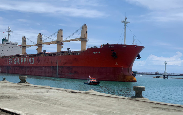 Salah satu kapal yang mengakut ekspor klinker Semen Padang tujuan Bangladesh sedang sandar di Pelabuhan Teluk Bayur, Padang, beberapa waktu lalu.