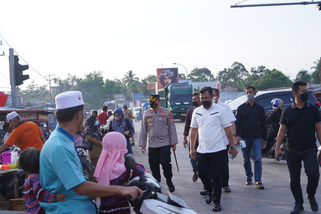 Bupati Dharmasraya Sutan Riska Tuanku Kerajaan saat meninjau pasar pabukoan bersama forkopimda