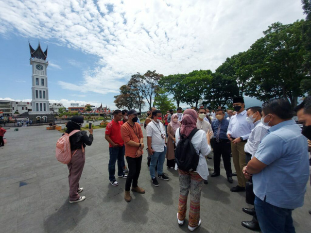 Wako Bukittinggi saat meninjau plataran Jam Gadang Rabu (06/04/2022).