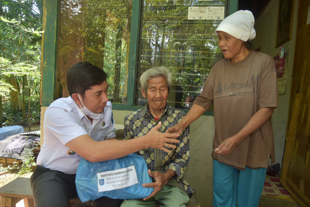 Walikota Deri Asta menyerahkan Bantuan Untuk Lansia di Sawahlunto, Rabu (6/4/2022)