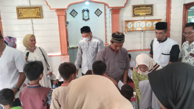 Perusahaan Perkebunan Kelapa Sawit PKS Kebun Timur PT. Perkebunan Nusantara IV Madina Sumatera Utara santuni anak yatim dan kaum dhuafa di bulan suci Ramadhan.