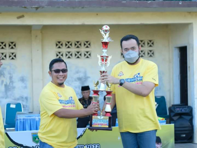 Wako Fadly serahkan tropi bergilir pada Novi Hendri, Sabtu (9/4/2022) petang dilapangan sepakbola Gunung Sejati.