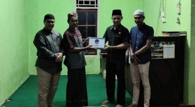 Ketua Nasdem Pasaman, Ahmad Kadafi saat beri bantuan