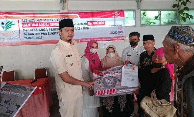 Wako Erman Safar serahkan  Bantuan Bansos Sembako dan BLT Minyak Goreng untuk Kecamatan ABTB. Senin (11/04/2022)