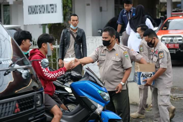 Suasana bagi takjil oleh satuan BPBD Kesbangpol.