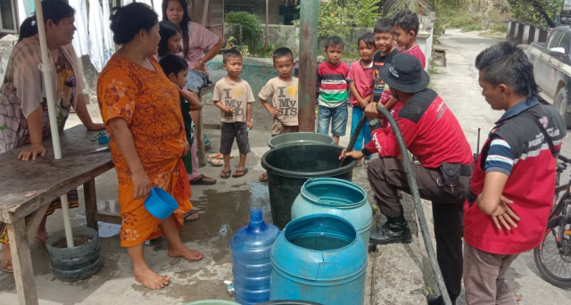 Penyaluran air bersih oleh Semen Padang
