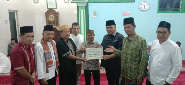 Rico Alviano Secara Simbolis Serahkan Bantuan Hibah Pemprov Sumbar Sebesar Rp 10 juta dalam kunjungan TSR di Masjid Syuhada Padang Gantiang, Selasa (12/4/2022)