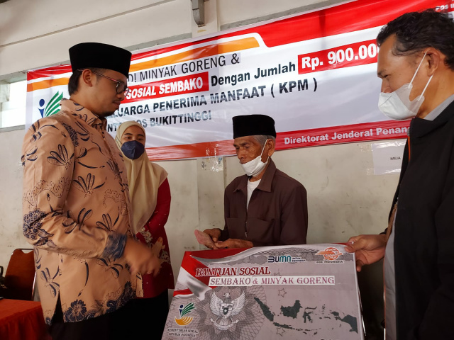 Wako Bukittinggi Erman Safar menyerahkan bantuan Bansos sembako dan  BLT Minyak Goreng, Rabu (13/04/2022)