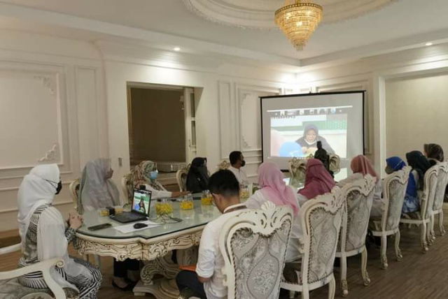 Ketua TP-PKK Kota Padang Panjang, dr. Dian Puspita Fadly Amran, Sp.JP dan jajaran, Rabu (13/4/202) siang, mengikuti Simpati Ramadhan, Silaturrahim Menata Hati Meraih Ridho Illahi yang digelar TP-PKK dan Limpapeh Rumah nan Gadang Provinsi Sumatera Barat, s