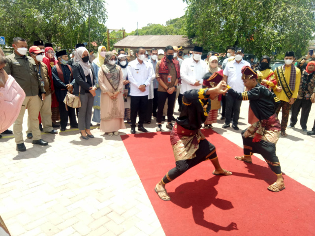 Menparekraf Sandiaga Uno disambut dengan Siriah Jo Carano Tari Pasambahan didampingi Wali Kota Solok Zul Elfian Umar, Wakil Wali Kota Solok Ramadhani Kirana Putra dan Forkopimda sekaligus menyaksikan Silat Harimau dan Tari Piring diatas pecahan kaca.