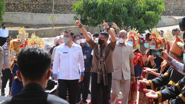 Bupati Solok Epyardi Asda menyambut Menteri Pariwisata dan Ekonomi Kreatif Sandiaga Salahuddin Uno.