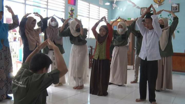 Forum Anak Kota Padang Panjang, Kamis (14/4/2022) pagi, menggelar kegiatan One Day with Disability bersama murid Sekolah Luar Biasa (SLB) Mutiara Bunda. 
