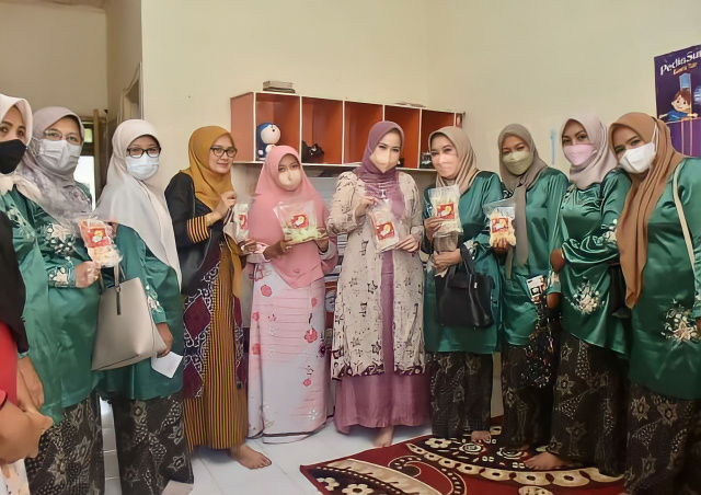 Ketua Dekranasda Dian Puspita poto bareng pengusaha kue kering IKM Kota Padang Panjang.