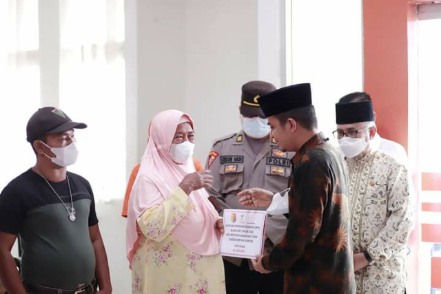 Wakil Wali Kota Solok Ramadhani Kirana Putra menyerahkan  bantuan pangan non tunai.