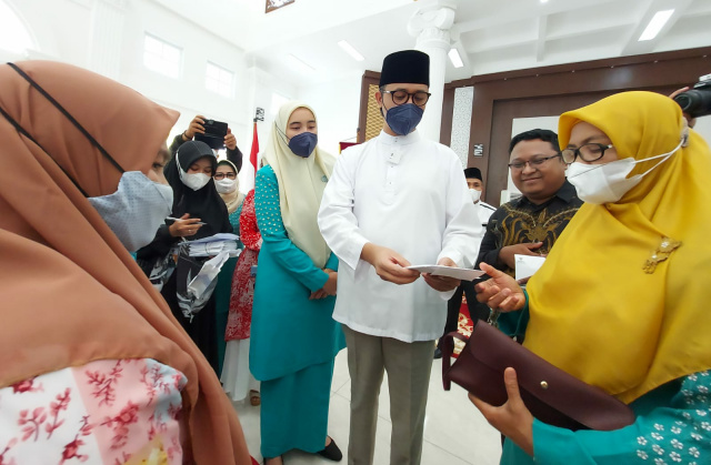 Wako Erman safar serahkan bantuan kepada masyarakat bebaskan hutang dari Rentenir Jumat (15/04/2022)