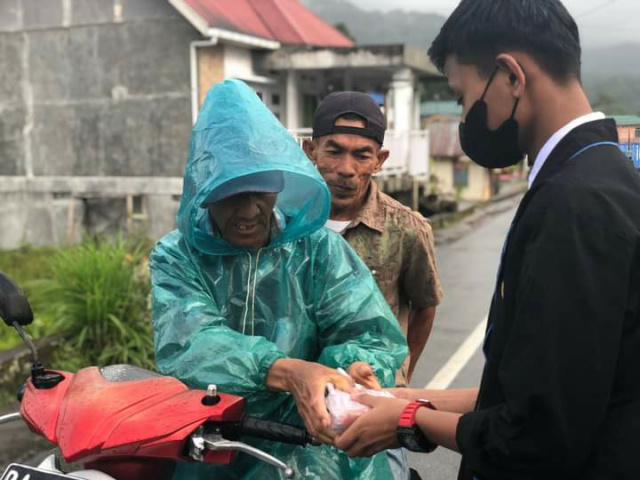 Siswa SMP Hikmah saat berbagi takjil pabukoan, Jumat (15/4/2022) petang.
