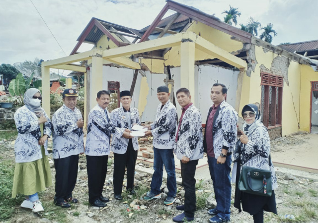 Ketua PGRI Pasaman menerima bantuan dari PB PGRI Pusat dan PGRI Provinsi serta PGRI Kabupaten Sijunjung yang siserahkan Ketua PGRI Provinsi