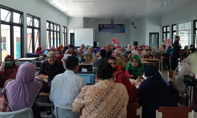 Peserta Lokakarya Penyusunan Perangkat Pembelajaran Muatan Lokal Bahasa dan Sastra Minangkabau di Kota Solok (16-04-2022).