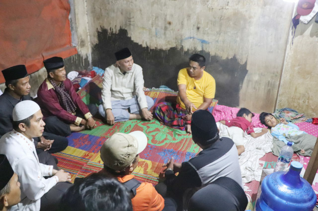 Gubernur Sumbar Buya Mahyeldi saat singgah sahur di rumah Ridwan