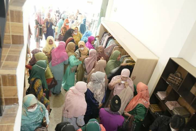 Rombongan Ummi Harneli Mahyeldi dan rombongan saat kunjungi Store Sabiekah, Sabtu (16/4/2022) kemaren.