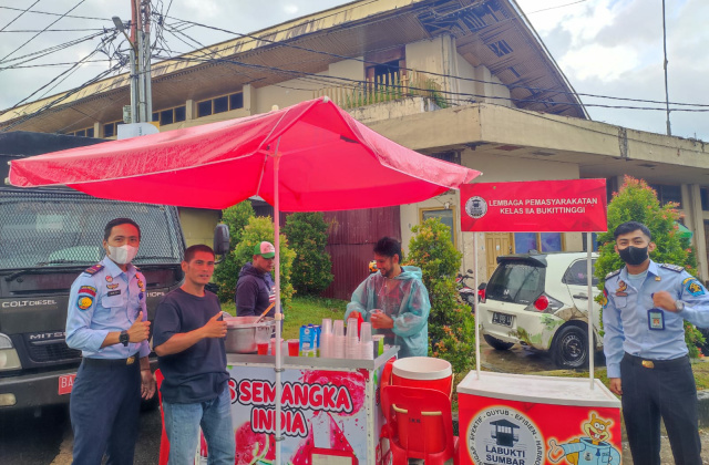 Lapas kls II A Bukittinggi serahkan gerobak kepada pelaku UMKN