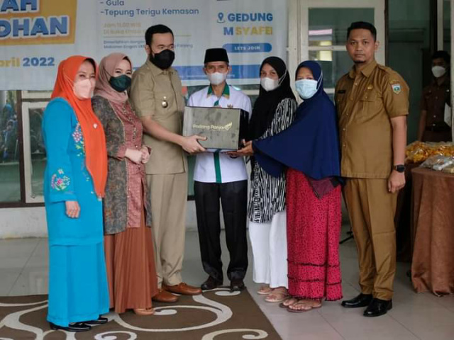 Pengurus Baznas salurkan paket sembako pada fakir miskin di Kelurahan, Senin (18/4/2022) siang.