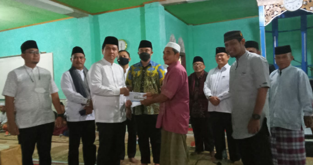 Kepala Cabang Bank Nagari Pulau Punjung Reinaldo, didampingi Bupati Dharmasraya Sutan Riska Tuanku Kerajaan saat menyerahkan bantuan ke pengurus Masjid Al Taqwa