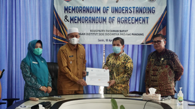 Bupati Pasaman Barat Hamsuardi saat penandatanganan Memorandum Of Understanding (MOU) dan Memorandum Of Agreement dengan Rektor Institut Seni Indonesia (ISI) Padang Panjang