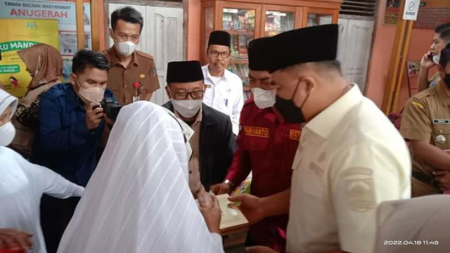 Bupati Dharmasraya Sutan Riska Tuanku Kerajaan, saat meresmikan LKLU di TBM Anugerah Nagari Siguntur