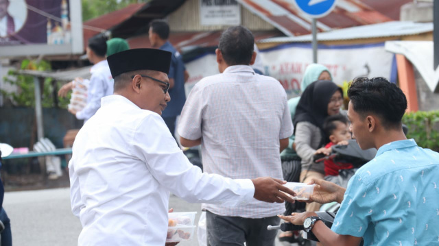 PKB Kota Sawahlunto Berbagi Takji di Simpang Santur Sawahlunto, Senin (18/4)