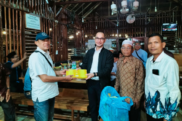 Pembagian paket kain sarung saat buka bersama PWI Sijunjung