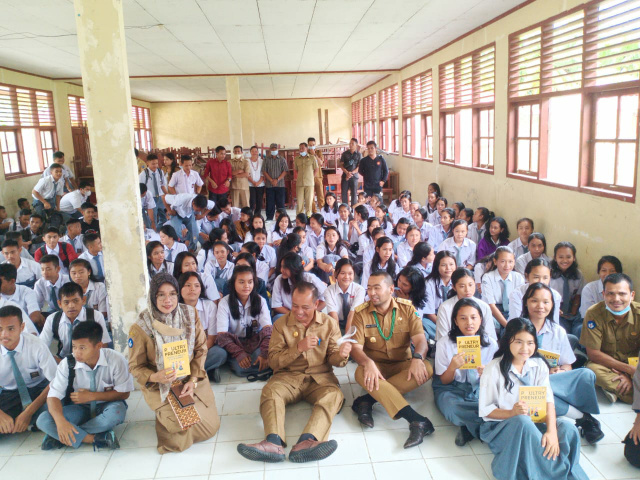 Wakil Gubernur Sumatera Barat Dr. Ir. Audy Joinaldy, S.Pt., M.Sc., M.M., IPM, ASEAN.Eng. saat mengunjungi dua sekolah, SMAN 1 dan SMAN 2 Sipora Kabupaten Kepulauan Mentawai,