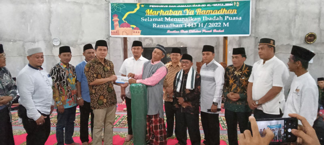 Kepala Cabang Bank Nagari Pulau Punjung Reinaldo, serahkan bantuan kepada pengurus masjid Al Muhajirin Sitiung
