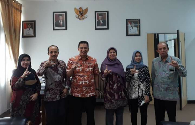 Tim Asesor dari Perpusnas RI poto bareng Sekko Soni dan Kepala Perpusda Yan Kasbari.