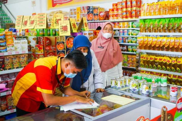 Petugas Dinkes dan BPOM saat memeriksa produk pangan dijual di super market.