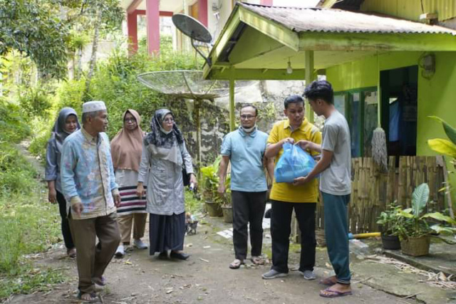 Ketua KPN Syariah Balai Kota Winarno Dahlan didampingi Pengurus Baznas saat salurkan bantuan paket sembako pada warga miskin, Sabtu (24/4/2022).