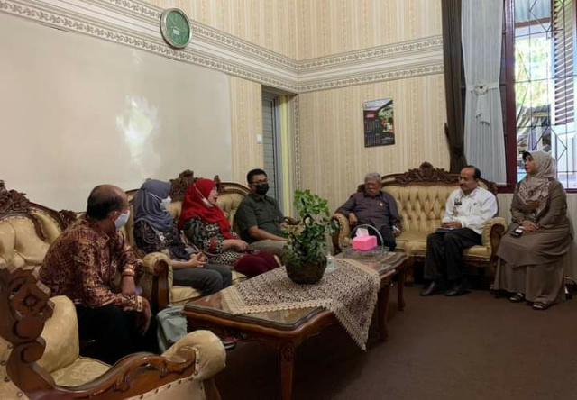 Tim Asesor Perpusnas RI saat berbincang dengan Kepala Perpusda Padang Panjang, Yan Kasbari.