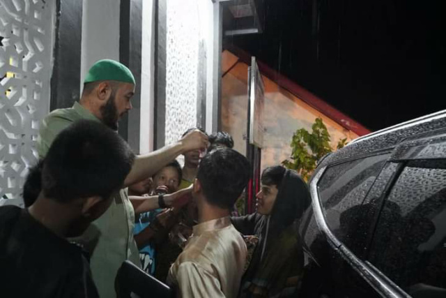 Wako Fadly saat dicegat anak anak usai dampingi TSR Provinsi, Jumat (23/4/2022) malam di halaman Mesjid Al Muttaqin.