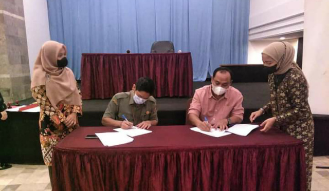 Kadis Pertanian Dharmasraya bersama Dirjen Kementrian Pertanian RI, saat menandatangani kesepakatan pengembangan program replanting kelapa sawit