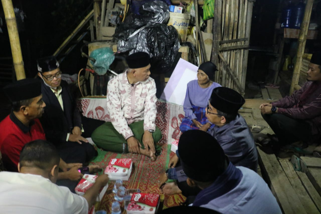 Gubernur Sumatera Barat, Buya Mahyeldi bersama Tim Safari Ramadhan, menyambangi rumah Nurma untuk singgah sahur