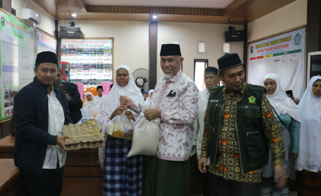 Gubernur Sumatera Barat, Buya Mahyeldi menyerahkan 50 paket Ramadan kepada warga kurang mampu, kerjasama Lembaga Koordinasi Kesejahteraan Sosial (LKKS) Sumbar dan PT. Paragon Technology & Innovation (Wardah Cosmetic).