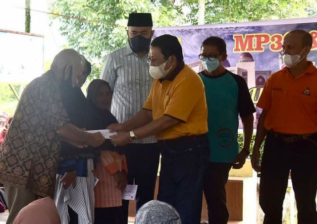 Penyerahan paket bantuan perantau Padang Panjang ke warga, yang turut disaksikan Wako Fadly Amran, Minggu (25/4/2022).