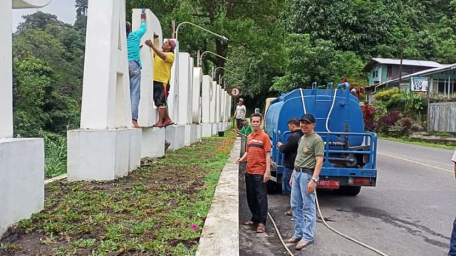 Suasana pembersihan Gerbang Kota dilakukan Dinas Perkim LH, Minggu (24/4/2022) pagi.