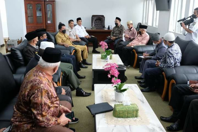 Pengurus FKUB Sumbar saat bertemu FKUB Kota Padang Panjang, Senin (25/4/2022) diruang Wawako Asrul.