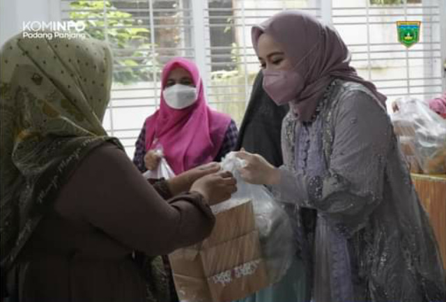 Ketua TP PKK Dian Puspita saat berbagi paket pabukoan, Senin (25/4/2022) siang. (Mohon edit poto Ndan).