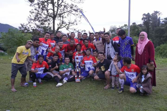 Koja FC Kota Padang Panjang diabadikan usai raih tropi juara, Minggu (24/4/2022) petang kemaren.