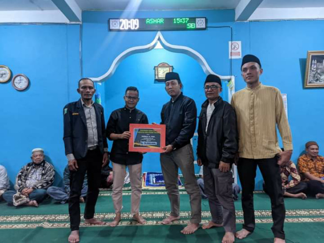 Tim Safari Ramadhan (TSR) Kecamatan Padang Panjang Barat (PBB) Kota Panjang, Senin (25/4/2022) malam, salurkan bantuan dana hibah sebesar Rp10 juta kepada pengurus Musalla Muslimin, Kelurahan Bukit Surungan (Busur).